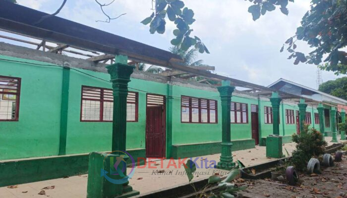 Rehab MAN Negeri Lima Puluh Disorot! Plank Proyek Hilang — Material Bongkaran Keluar — APD Pekerja Diabaikan