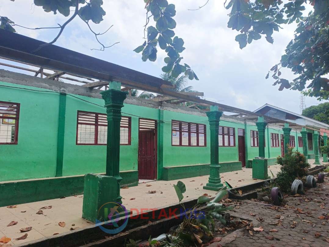 Rehab MAN Negeri Lima Puluh Disorot! Plank Proyek Hilang — Material Bongkaran Keluar — APD Pekerja Diabaikan