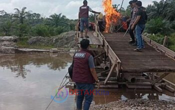 Polsek Singingi Bergerak Cepat! Dua Rakit PETI di Kebun Lado Dimusnahkan — Tambang Ilegal Terus Diburu