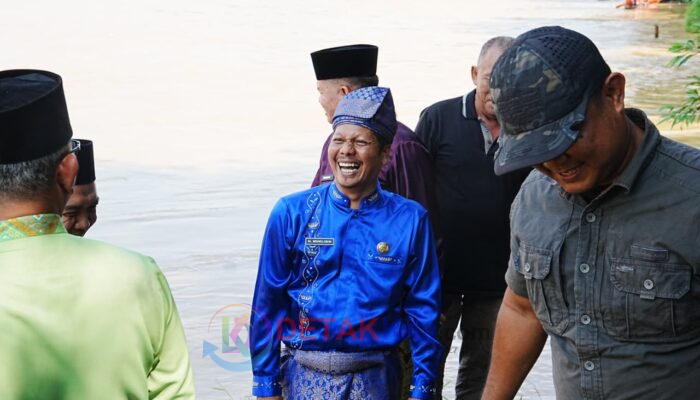 Disambut Lautan Warga — Muklisin Lepas Pacu Jalur Rayon IV Gunung Toar dengan Meriah