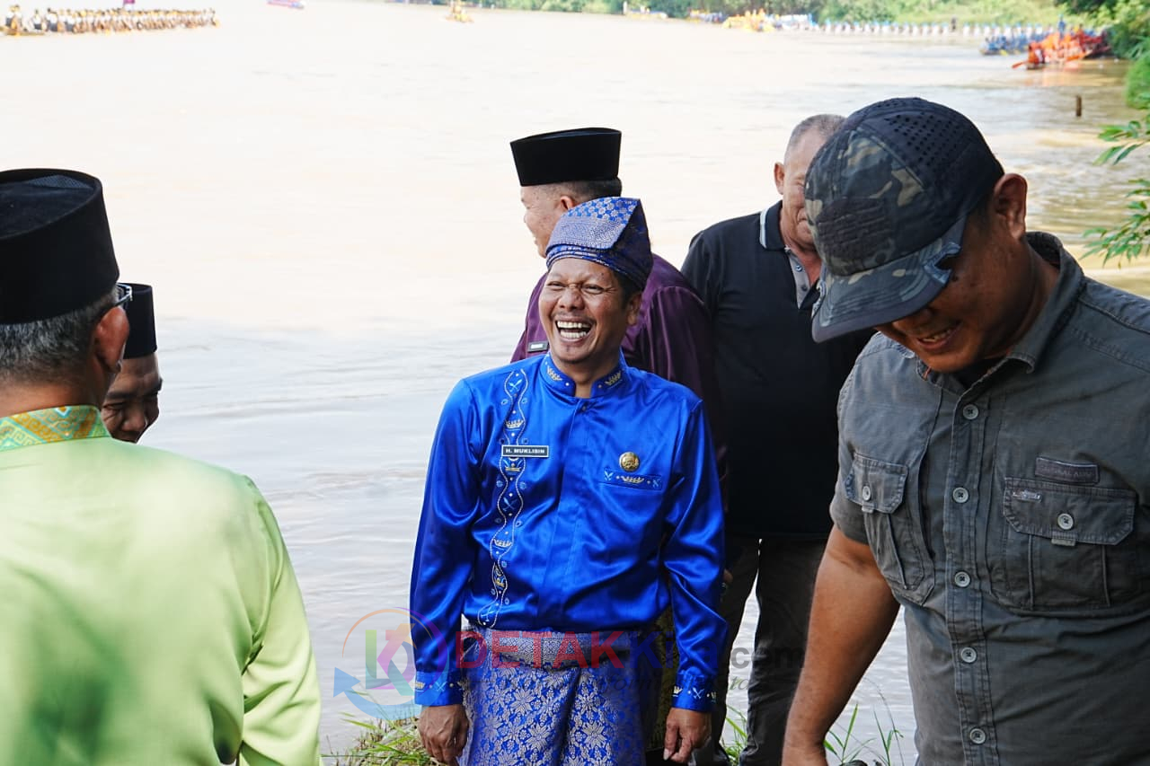 Disambut Lautan Warga — Muklisin Lepas Pacu Jalur Rayon IV Gunung Toar dengan Meriah