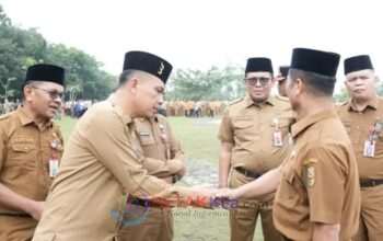 Muklisin Pimpin Apel Gabungan — ASN Kuansing Diingatkan: Stop Spekulasi — Fokus Layani Rakyat! Muklisin Pimpin Apel Gabungan — ASN Kuansing Diingatkan: Stop Spekulasi — Fokus Layani Rakyat!