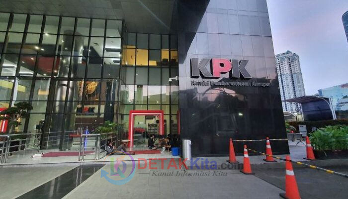 KPK Sita SGD12 Ribu dari Ketua DPRD Kuansing — Dugaan Peran Pengumpulan Dana Alih Fungsi Hutan Diusut