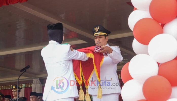 Plt Bupati Muklisin Pimpin Upacara HUT RI ke-81 di Lapangan Limuno