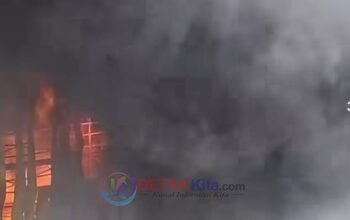 Pabrik PT ESI Terbakar Hebat — 3 Orang Diduga Lompat dari Gedung Setinggi 35 Meter Pabrik PT ESI Terbakar Hebat — 3 Orang Diduga Lompat dari Gedung Setinggi 35 Meter