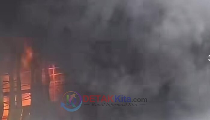Pabrik PT ESI Terbakar Hebat — 3 Orang Diduga Lompat dari Gedung Setinggi 35 Meter