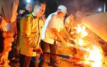Toduang Bakotat Dibanjiri Ribuan Warga — Rp62 Juta Kurang! Plt Bupati Muklisin Rogoh Kocek Pribadi Rp10 Juta
