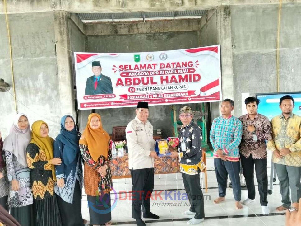 Sosialisasi 4 Pilar di Trans Pelalawan — Senator Abdul Hamid Diberi Gelar “Motivator”