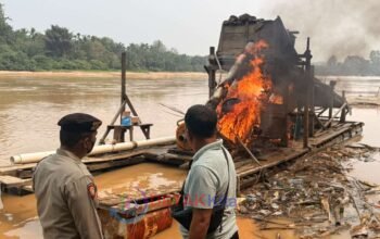 Delapan Rakit PETI Ditemukan — 1 Dibakar Polisi di Sungai Kuantan