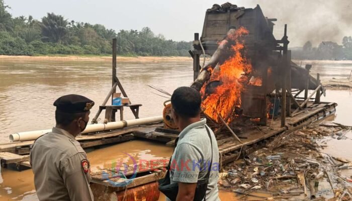 Delapan Rakit PETI Ditemukan — 1 Dibakar Polisi di Sungai Kuantan