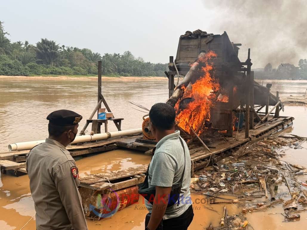 Delapan Rakit PETI Ditemukan — 1 Dibakar Polisi di Sungai Kuantan