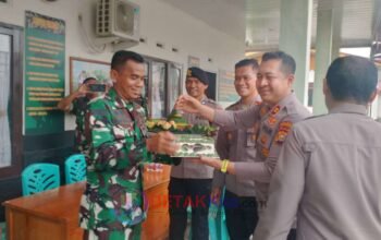 Tiga Polsek Kompak Sambangi Koramil 07/KH — Bawa Tumpeng HUT TNI ke-81