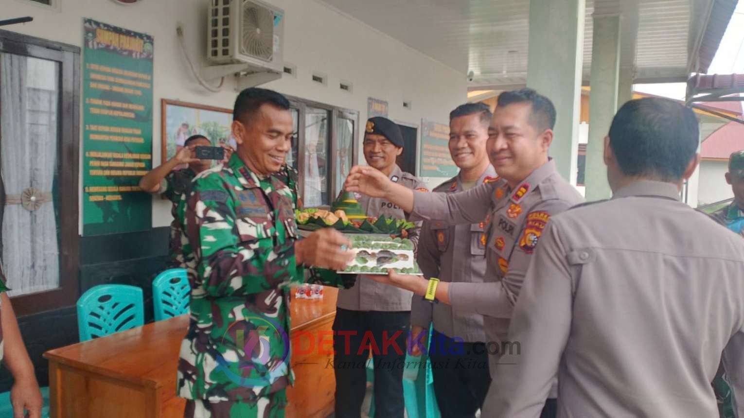 Tiga Polsek Kompak Sambangi Koramil 07/KH — Bawa Tumpeng HUT TNI ke-81