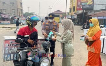 Kabut Asap Menebal — Aksi Gercep Kapolsek Iptu Anton Hilman Turun Bagikan Masker Gratis ke Warga