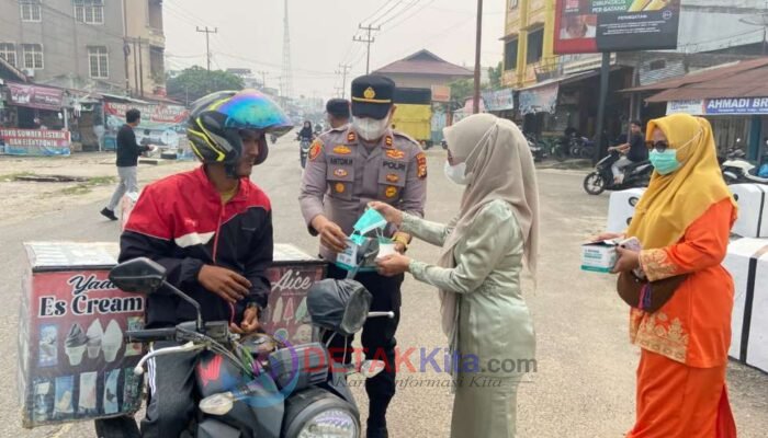 Kabut Asap Menebal — Aksi Gercep Kapolsek Iptu Anton Hilman Turun Bagikan Masker Gratis ke Warga