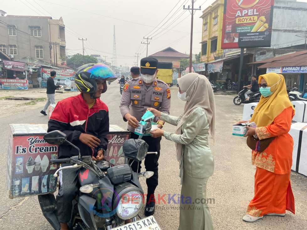 Kabut Asap Menebal — Aksi Gercep Kapolsek Iptu Anton Hilman Turun Bagikan Masker Gratis ke Warga
