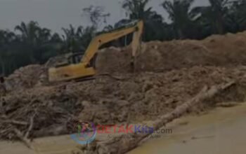 Halal Dimata Tuhan — Haram Dimata Hukum! Excavator Milik Prima Diduga Lakukan PETI Dekat RSUD Teluk Kuantan