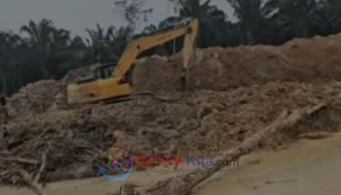 Halal Dimata Tuhan — Haram Dimata Hukum! Excavator Milik Prima Diduga Lakukan PETI Dekat RSUD Teluk Kuantan