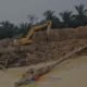 Halal Dimata Tuhan — Haram Dimata Hukum! Excavator Milik Prima Diduga Lakukan PETI Dekat RSUD Teluk Kuantan