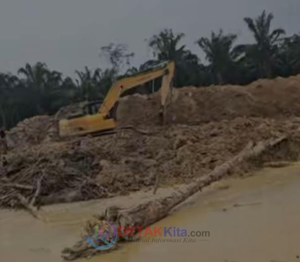Halal Dimata Tuhan — Haram Dimata Hukum! Excavator Milik Prima Diduga Lakukan PETI Dekat RSUD Teluk Kuantan