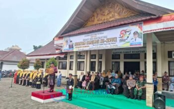 Unik! Di Kuantan Hilir Pria Bawa Baki — Dua Perempuan Kibarkan Merah Putih di HUT Kuansing ke-27