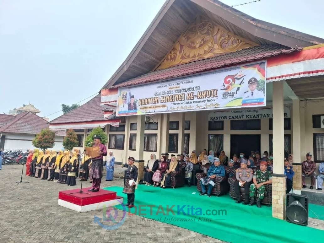 Unik! Di Kuantan Hilir Pria Bawa Baki — Dua Perempuan Kibarkan Merah Putih di HUT Kuansing ke-27