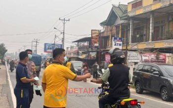 Kualitas Udara Memburuk — Polsek Singingi dan Puskesmas Muara Lembu Bagikan Masker Gratis ke Warga