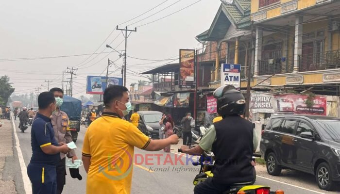 Kualitas Udara Memburuk — Polsek Singingi dan Puskesmas Muara Lembu Bagikan Masker Gratis ke Warga