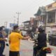 Kualitas Udara Memburuk — Polsek Singingi dan Puskesmas Muara Lembu Bagikan Masker Gratis ke Warga