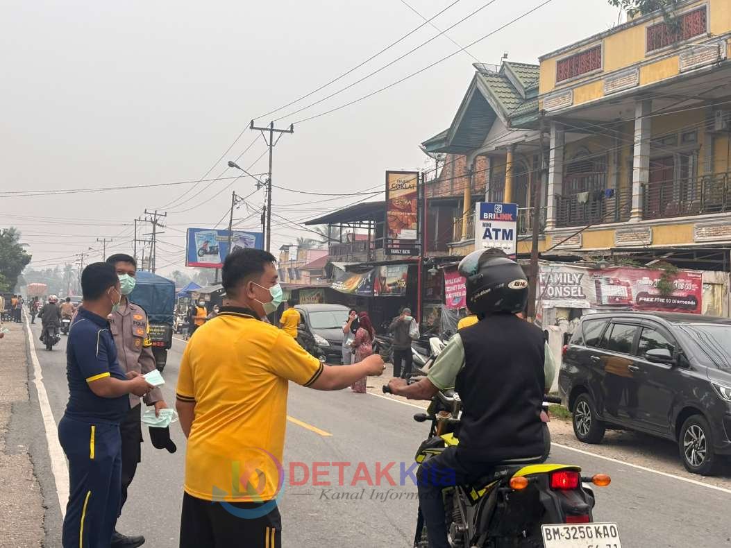 Kualitas Udara Memburuk — Polsek Singingi dan Puskesmas Muara Lembu Bagikan Masker Gratis ke Warga