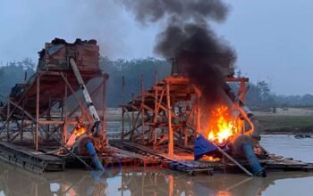 Laporan 110 Ditindaklanjuti — Polsek Kuantan Hilir Bakar 3 Rakit PETI di Pulau Beralo