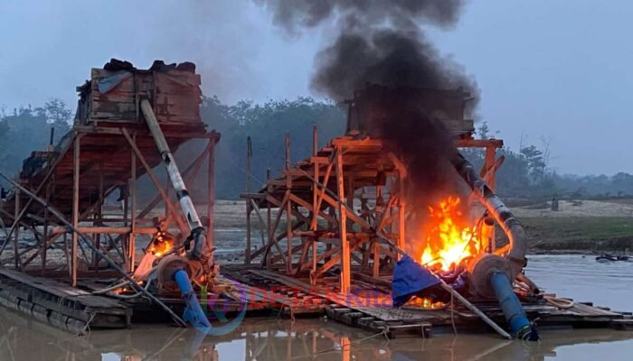 Laporan 110 Ditindaklanjuti — Polsek Kuantan Hilir Bakar 3 Rakit PETI di Pulau Beralo