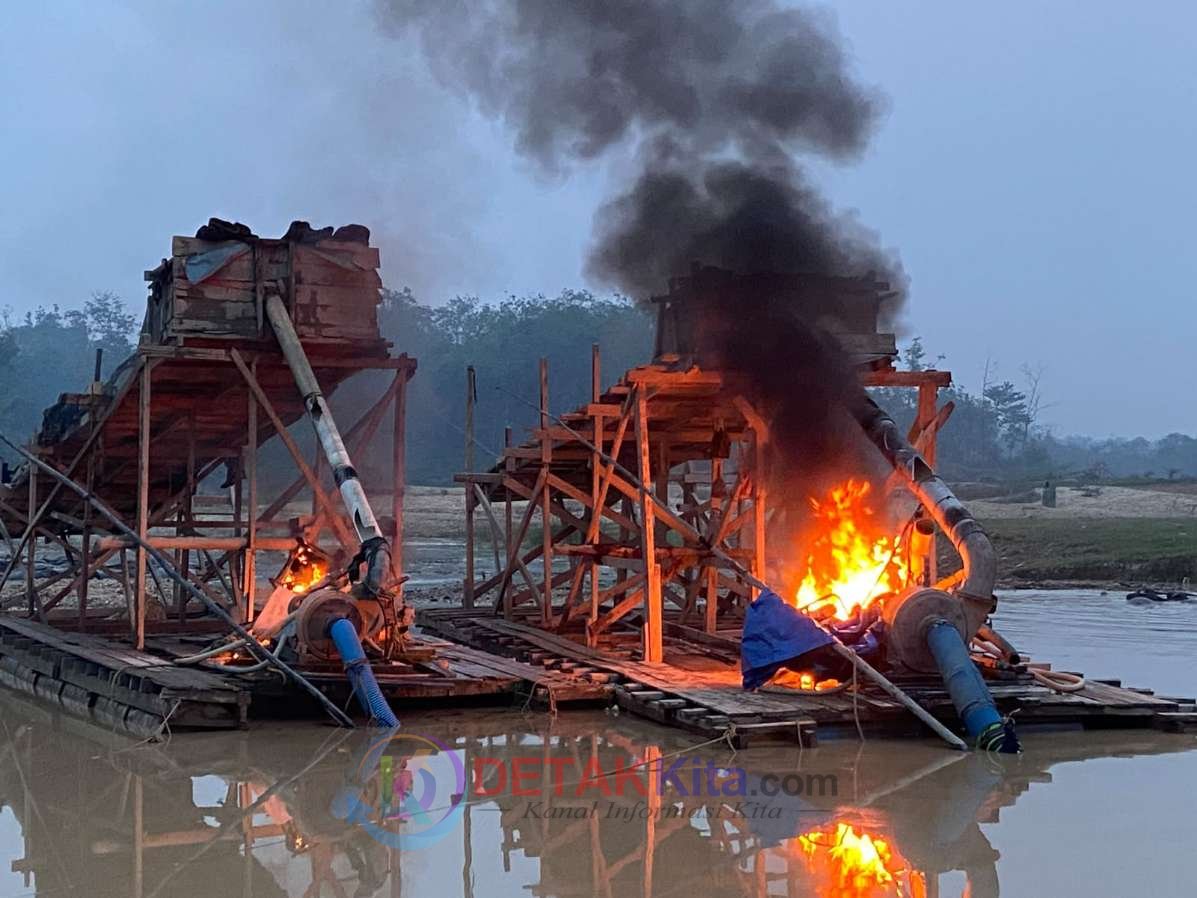 Laporan 110 Ditindaklanjuti — Polsek Kuantan Hilir Bakar 3 Rakit PETI di Pulau Beralo