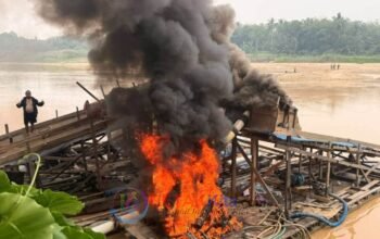 Nekat Terjun Ke Sungai! Polisi Tindak 8 Rakit PETI di Inuman — Kapolsek Debi Setyawan Tegaskan Penertiban