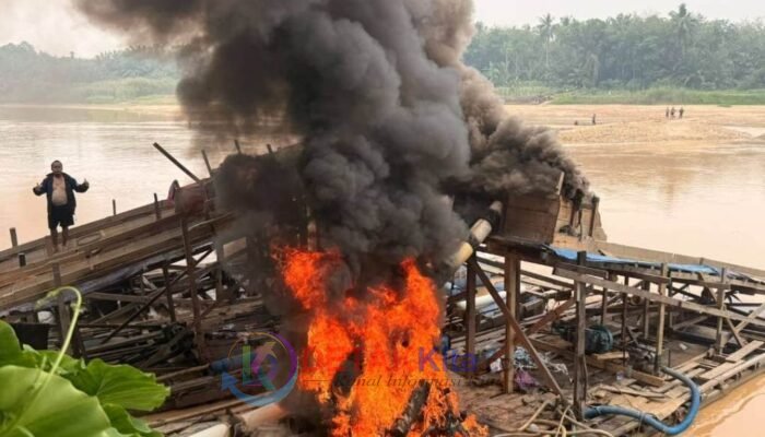 Nekat Terjun Ke Sungai! Polisi Tindak 8 Rakit PETI di Inuman — Kapolsek Debi Setyawan Tegaskan Penertiban