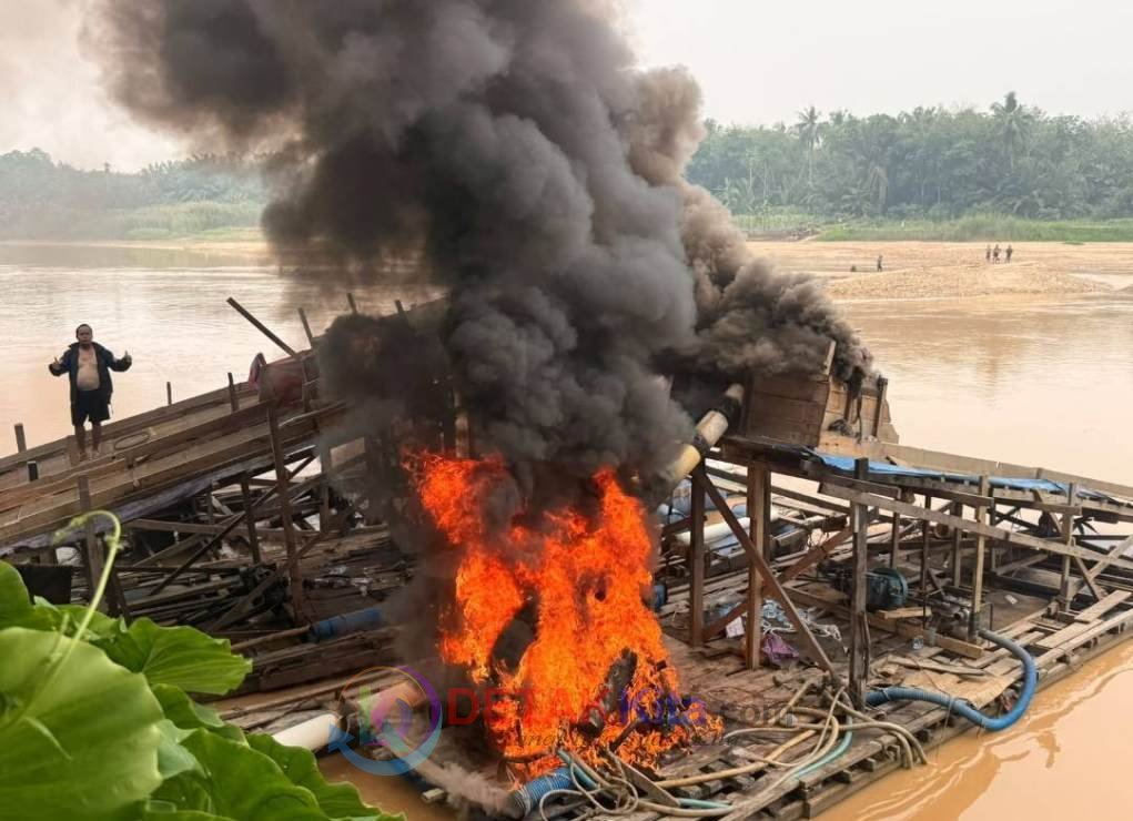Nekat Terjun Ke Sungai! Polisi Tindak 8 Rakit PETI di Inuman — Kapolsek Debi Setyawan Tegaskan Penertiban